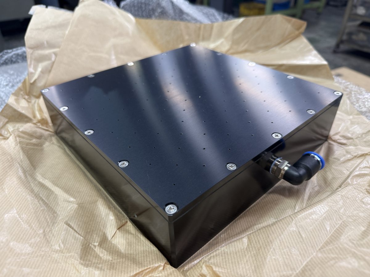黒アルマイト処理を施したアルミ製の箱型部品