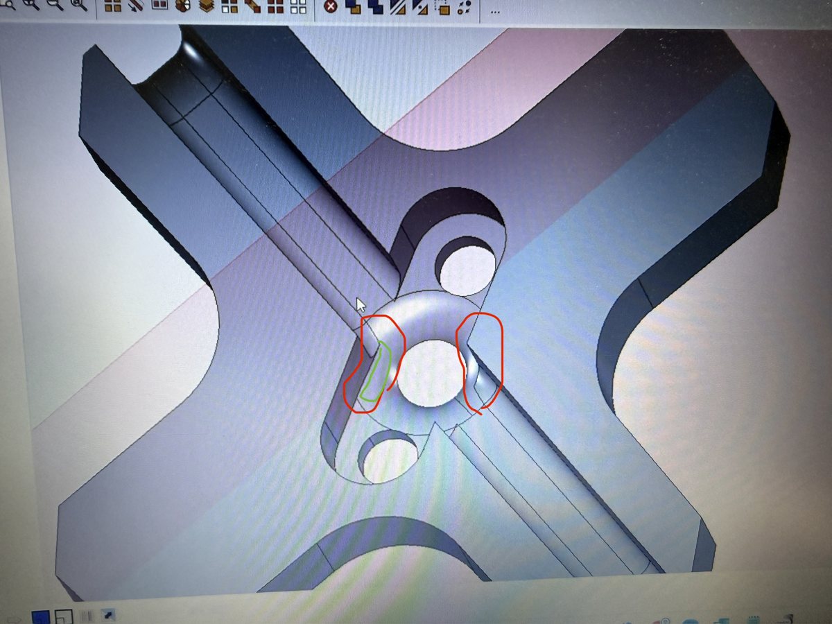 CAD画面に表示された部品の3Dモデル。確認箇所が赤と緑で囲われている